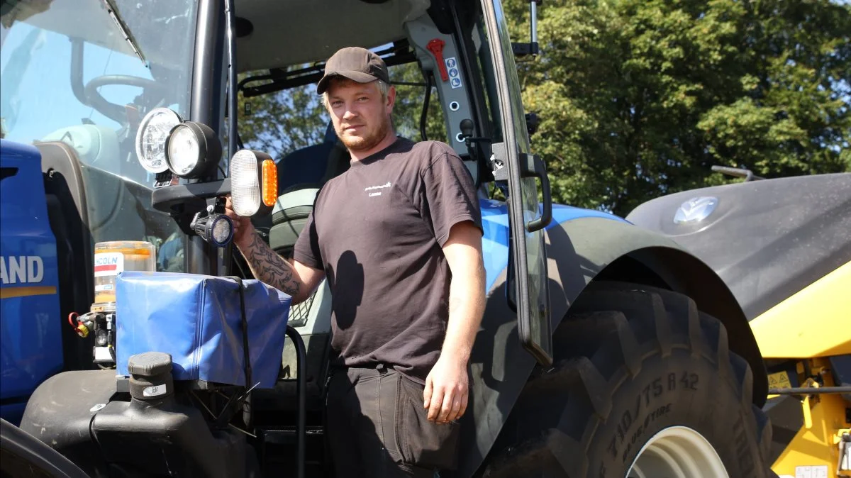 Maskinfører Lasse Ejstrup har ansvaret for dagens halmpresning. Han glæder sig over at få lov at køre med landets eneste ballepresser, der stabler tre midi-bigballer fra start. - Det er en demo-model, som Farmas tager i forhandling til kommende sæson, fortæller han. 