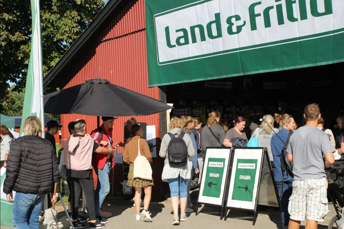 De besøgende havde masser af muligheder for at gøre en god handel hos blandt andet Land & Fritid. Foto: Jesper Hallgren