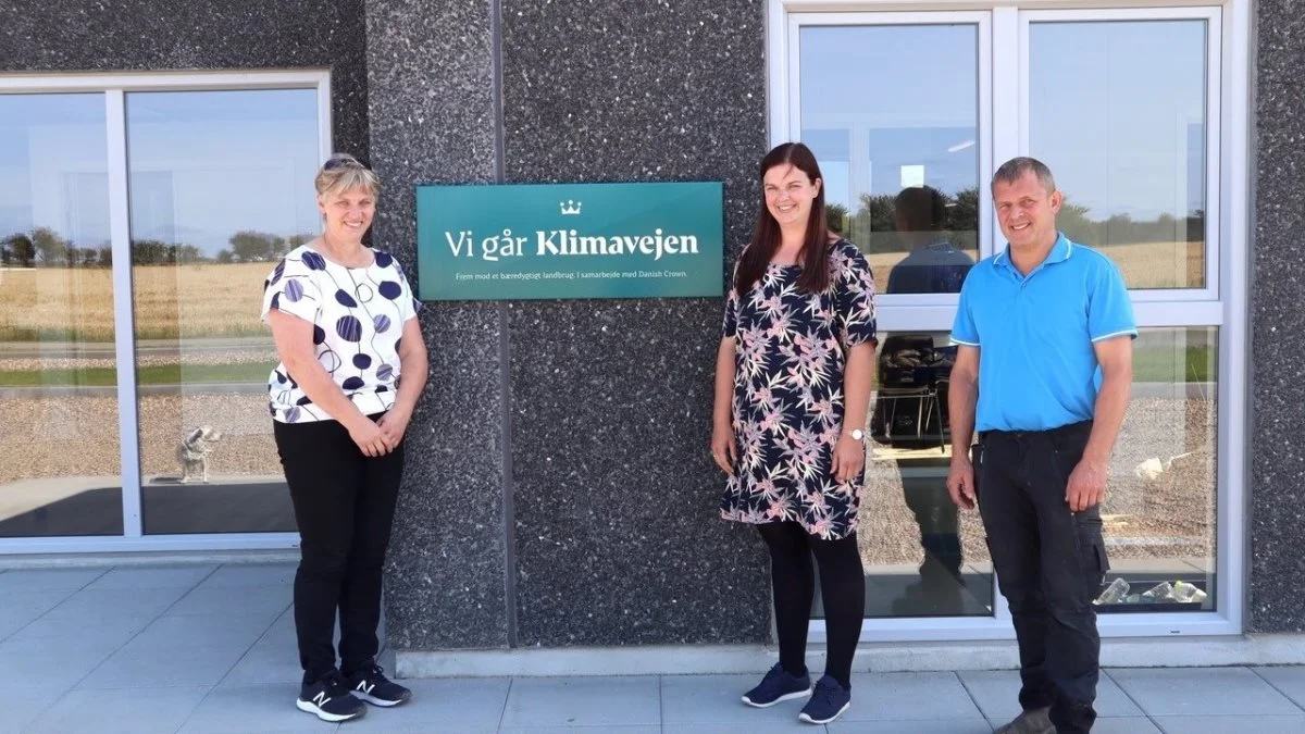 Fra venstre er det Dorthe Krogsgaard, den nye driftscontroller Elsebeth Mathiesen og Asger Krogsgaard, Mogensgård vest for Ringkøbing. 