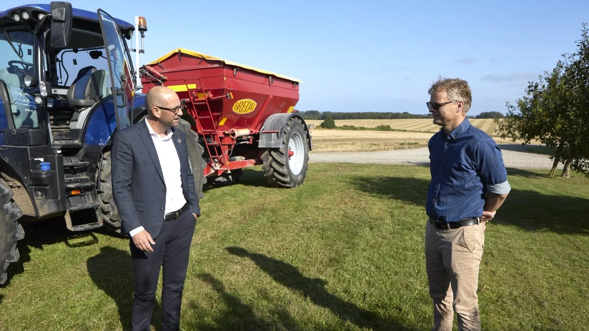 Rasmus Prehn ser præcisionslandbrug som et vigtigt element i fremtidens landbrug og dermed i de forestående forhandlinger om den danske implementering af EU’s kommende landbrugsreform. Scan kode og hør fødevareministerens perspektivere indtrykket af besøget hos Hans Sørensen. Foto og video: Erik Hansen  