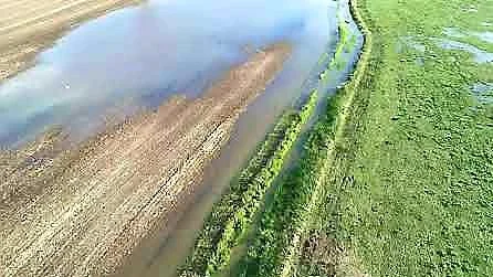Her ses et screendump fra en dronevideo optaget i 2018, som viser nogle af de oversvømmelser, der ramte Aakær Gods' jorder på grund af den manglende grødeskæring. 