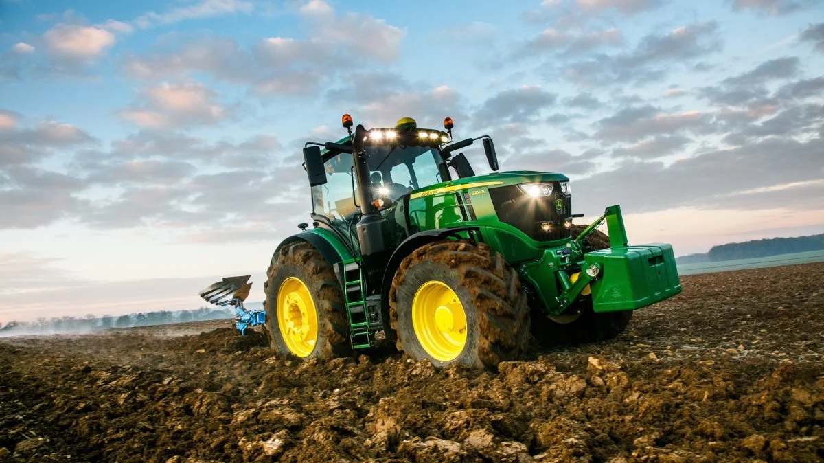 John Deere er det foretrukne traktorkøb i Danmark. Mærket har en markedsandel på næste 26 procent i august og har registreret 34 enheder og for de første otte måneder har John Deere leveret 248 traktorer og har en markedsandel på lige over 23 procent. På andenpladsen for august måned kommer Case IH, der har leveret 24 traktorenheder, herefter følger New Holland 23, Claas 21, Massey Ferguson 10, Valtra 9, Deutz-Fahr 5, Fendt 3 og JCB og Landini med hver én. Arkivfoto