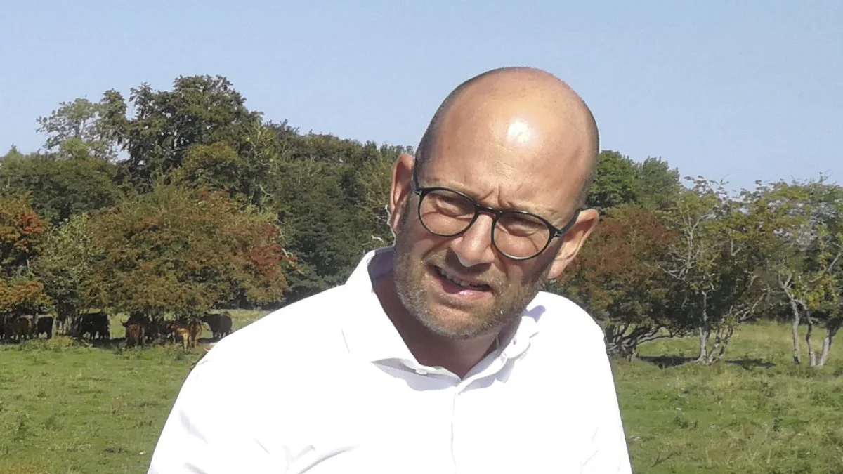 - Det jeg har oplevet her i dag, er nyt for mig, og ikke det jeg hører fra vore fagpersoner, erkendte fødevareminister Rasmus Prehn på udflugten til Kildemosen med de græssende Skotsk Højlandskvæg fra Fællinggaard. Foto: Erik Hansen


