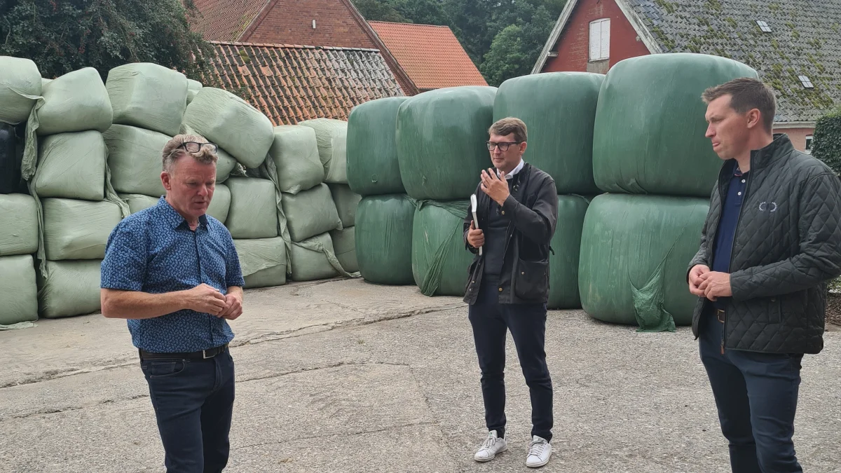 - Der er jo ikke længere, end at kyllingerne stort set selv kan gå hen til slagteriet. Det bliver vel ikke mere bæredygtigt end det, sagde Venstres Troels Lund Poulsen (i midten) under sit besøg hos Hopballe Mølle, hvor han blandt andre mødte indehaver og landmand Brent Christensen og formand for Landbrug & Fødevarer, Søren Søndergaard. Fotos: Henning Andersen