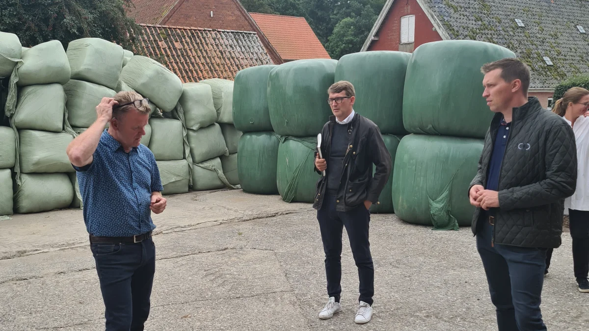 Indehaver af Hopballe Mølle, Brent Christensen (tv.) viste MF Troels Lund Poulsen (V) og formand for Landbrug & Fødevarer, Søren Søndergaard (th) rundt på sin bedrift, der risikerer at måtte lukke på grund af ammoniakkrav. 