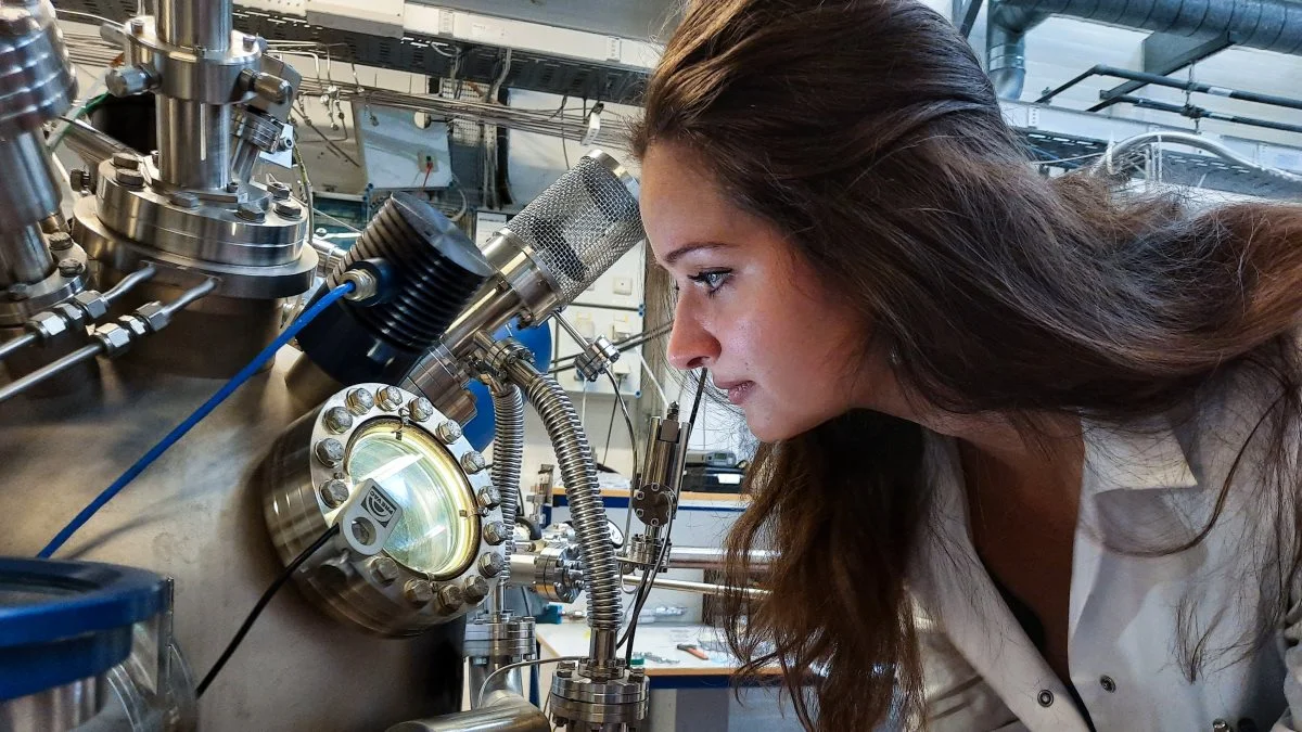 Suzanne Zamany Andersen, postdoc ved DTU, har gennem metoden elektrokemisk ammoniaksyntese fundet en måde at lave bæredygtigt ammoniak ved brug af vand, luft og elektricitet. Fotos: Victor Juul Grønbæk