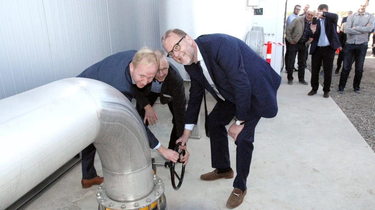 Der var store smil, da Erling Christensen (tv,) sammen med Haderslevs borgmester Hans Peter Geil ( i midten) og daværende energi- og klimaminister Lars Christian Lilleholt i sin tid åbnede hanen til Sønderjysk Biogas. Men siden er smilene stivnet. Foto: John Ankersen