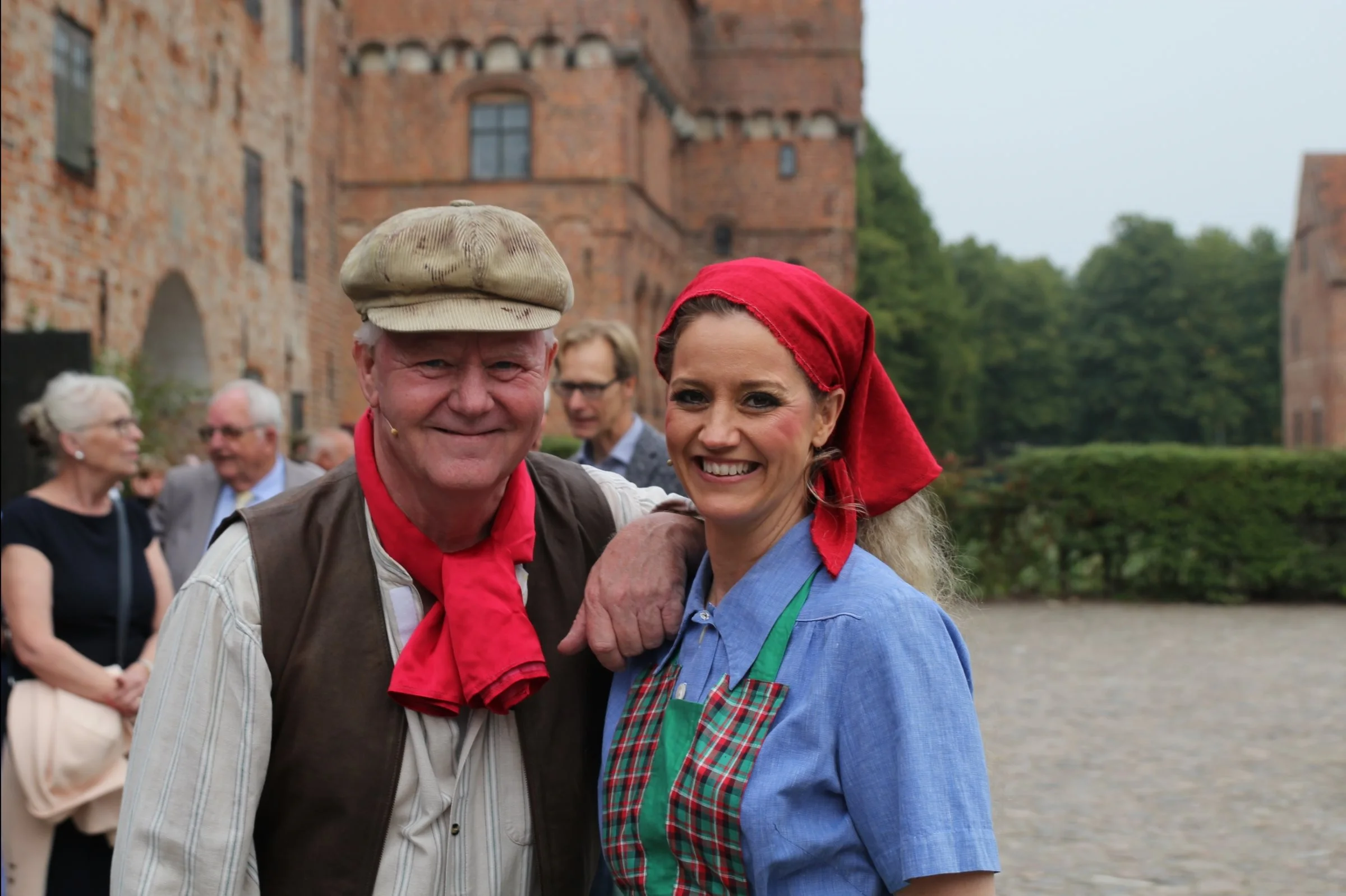 Jan Schou og Mona Britt Nykjær står uden for teatersalen klar til at byde velkommen. Mellem de to skimtes godsejer Joachim Castenschiold, Borreby Gods, i baggrunden. Foto: Jesper Hallgren