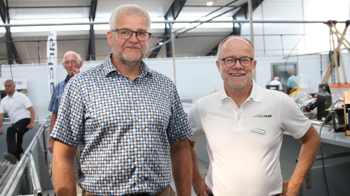 Henrik Mortensen viste sin nye slagtesvinestald frem sammen med Poul Erik Christensen fra Agrifarm. Foto: Anne Kjærsgaard Krogh