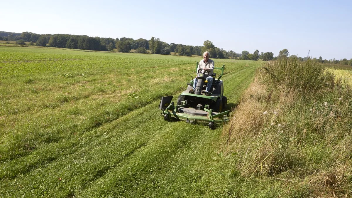 Midt gennem landbrugsarealerne på Rønningesøgaard er anlagt flere brakstriber i forbindelse med stedets biotopplan. Til venstre er det en pløjet insektvold, og til højre for græssporet, som Stig Bille Brahe skal sørge for at slå jævnligt, ses den udyrkede del af biotopen. Fotos: Erik Hansen