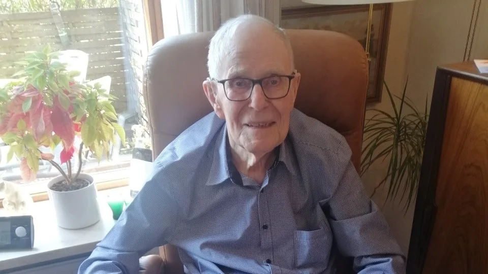 Tidligere landbrugsmaskinsælger Marius Jensen fyldte den 9. september 100 år. Foto: Hans Lysebjerg 