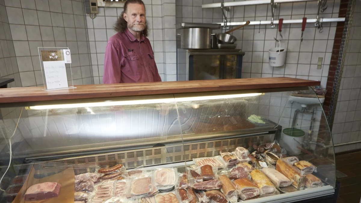 Slagterbutikken, hvor de forædlede varer sælges, har åbent mandag til torsdag fra klokken 8 til 14, om fredag en time længere og lørdag til klokken 12.

