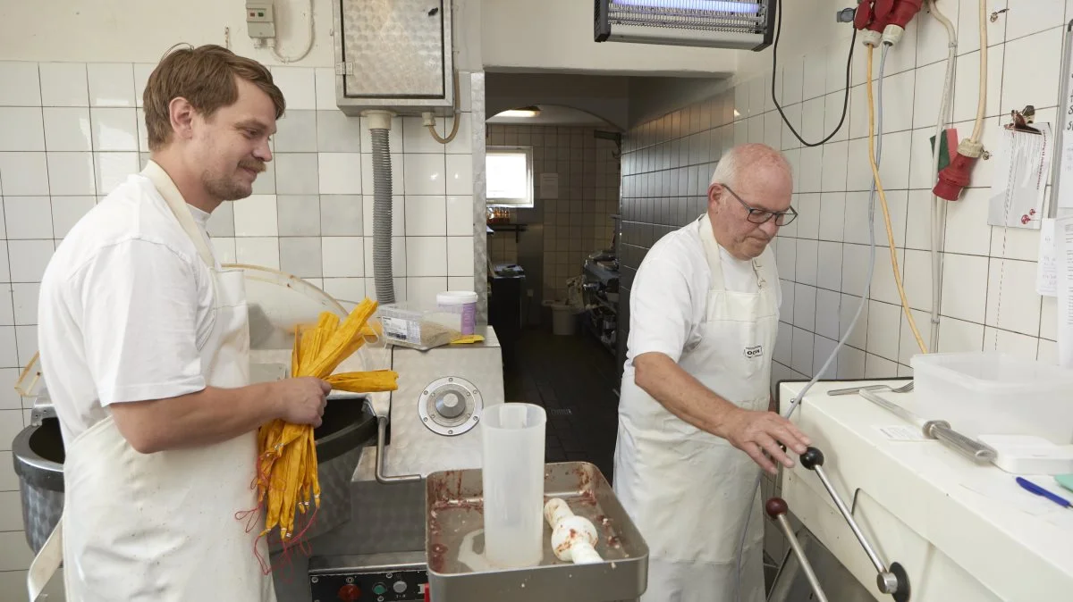 Pølsemager Leif Koll Hansen og elev Peter Pagh i arbejde i slagteriet pølsemageri. 