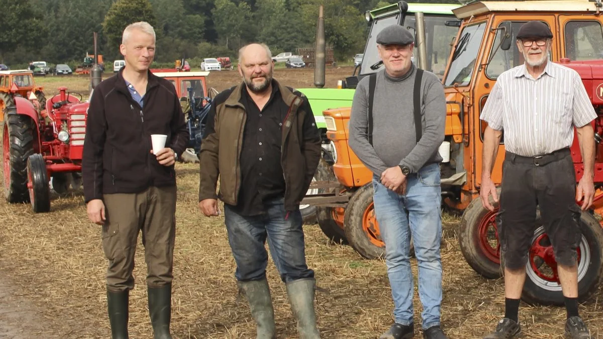 Fynsmesterne i veteranpløjning blev kåret efter dagens konkurrence. Det er fra venstre Morten Ravn Kærgaard, Holger Strøger Hansen, Alf Banke og Aksel Østerlund. 