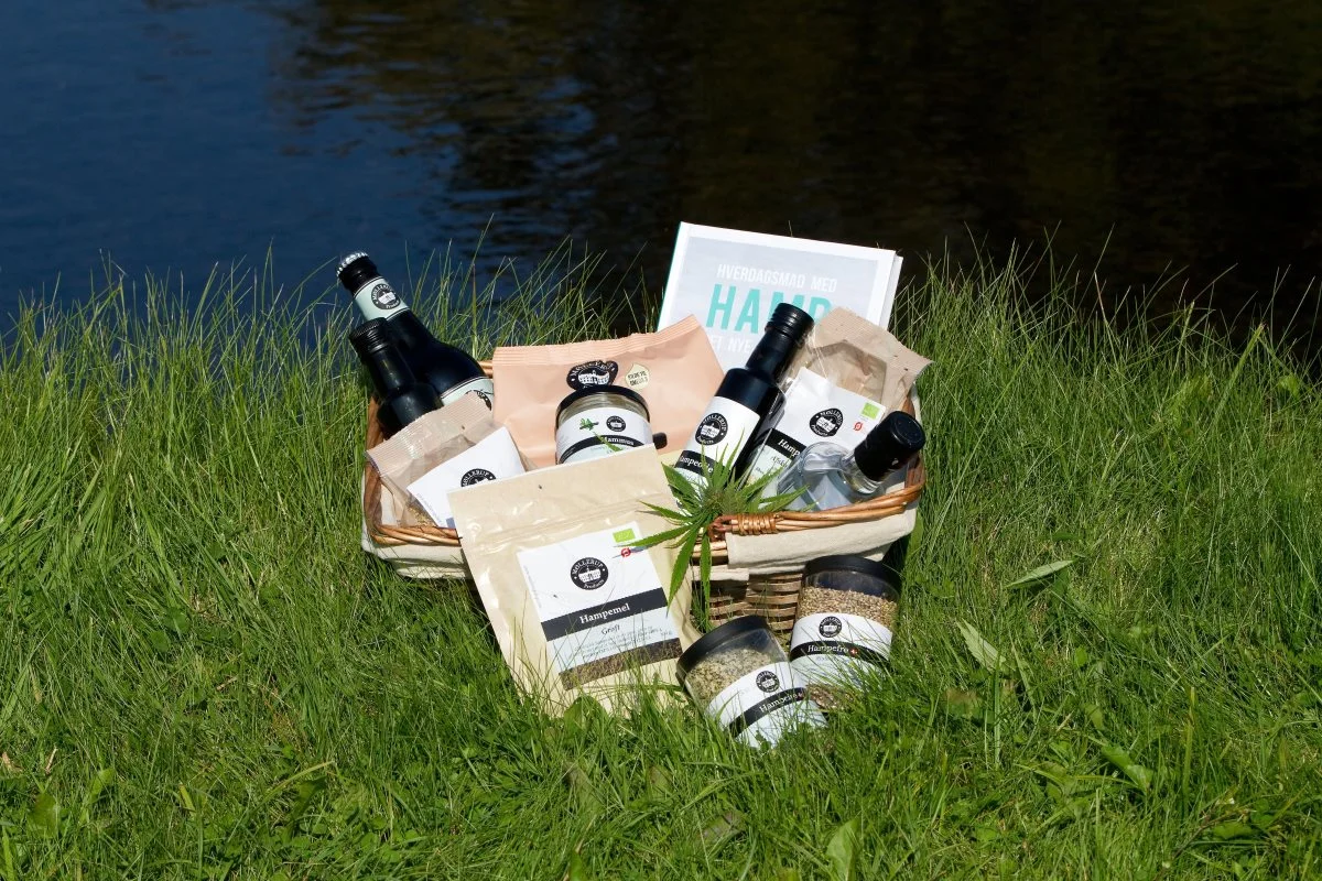 Møllerup Brands bruger sin hamp til at udvikle en række forskellige produkter. Alle dele af hampplanten, fra stængel til frø, kan bruges i produktion.