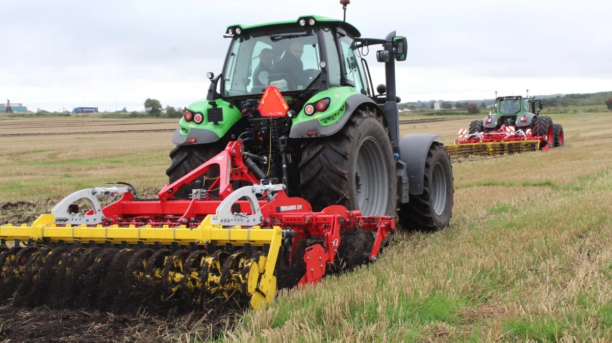 CN Maskinfabrik er forhandler af Deutz-Fahr-traktorer og Pöttinger-markmaskiner. Begge dele blev demonstreret i marken torsdag. Foto: John Ankersen