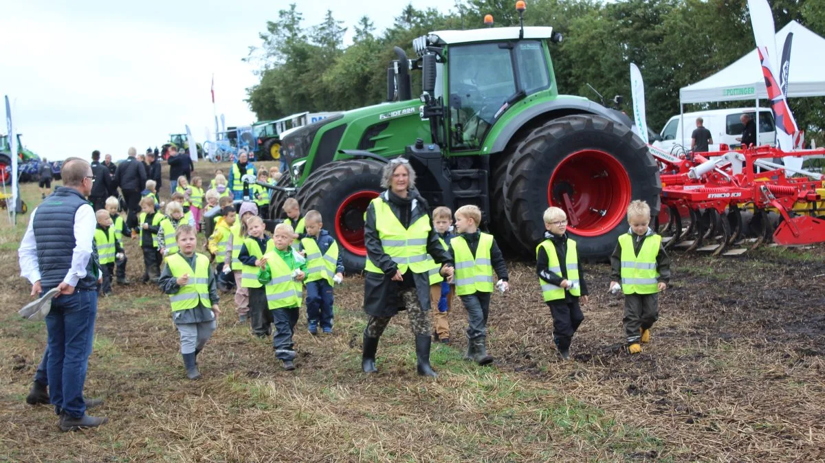 Måske kommende landmænd og landbrugskunder? – En gruppe daginstitutionsbørn fra Toftlund lagde vejen forbi efterårsdemoen. Foto: John Ankersen