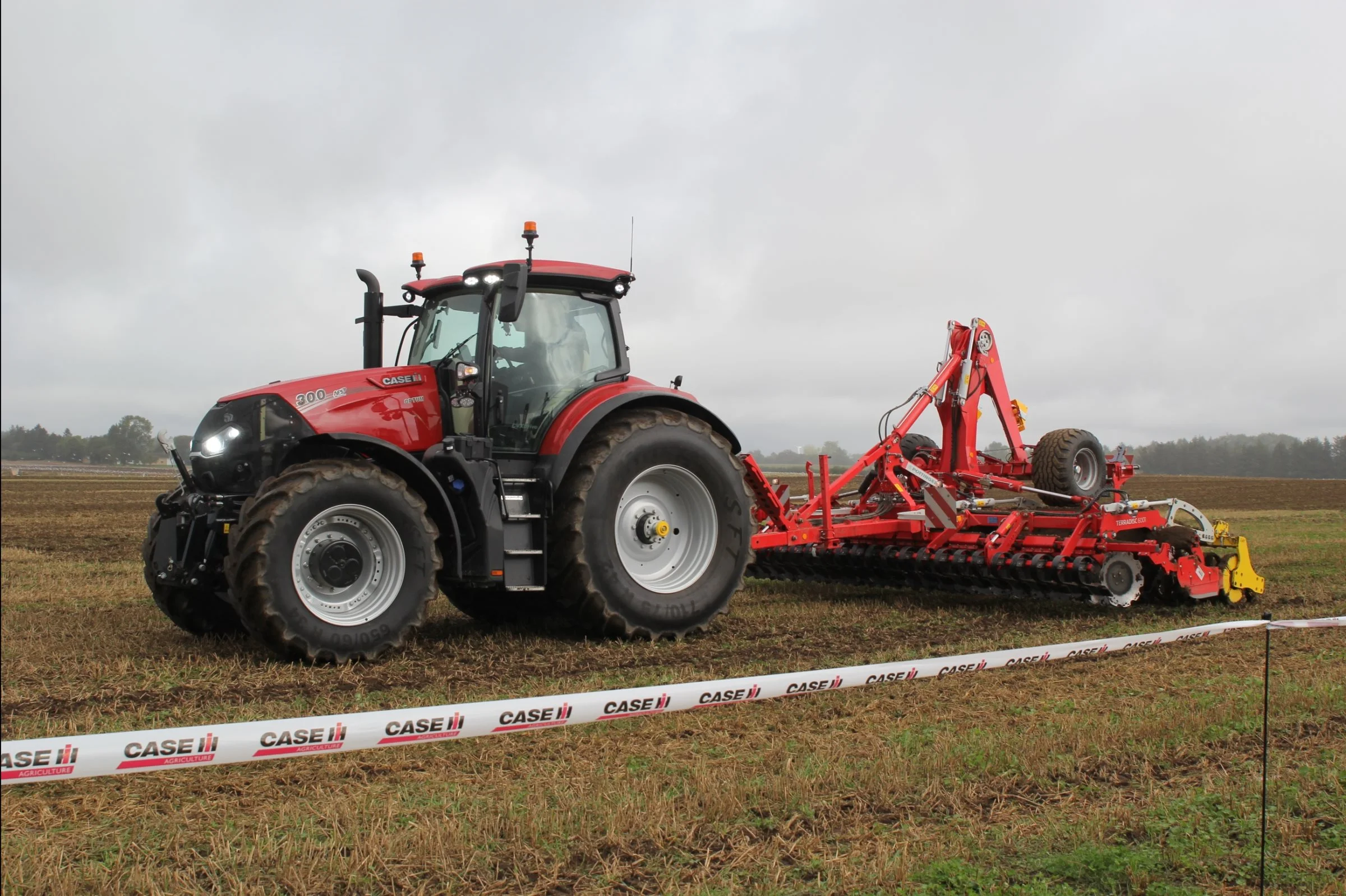 Case IH har for nylig lanceret traktormodellen, Optum AFS Connect, som flere af de besøgende testede i marken. Foto: Jesper Hallgren