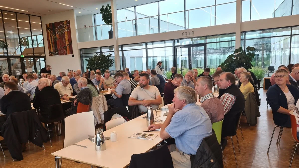 Det var første gang efter corona-restriktionerne blev løsnet, at RDM havde årsmøde, og det havde lokket en del kvægavlere af huse. Foto: Henning K. Andersen 