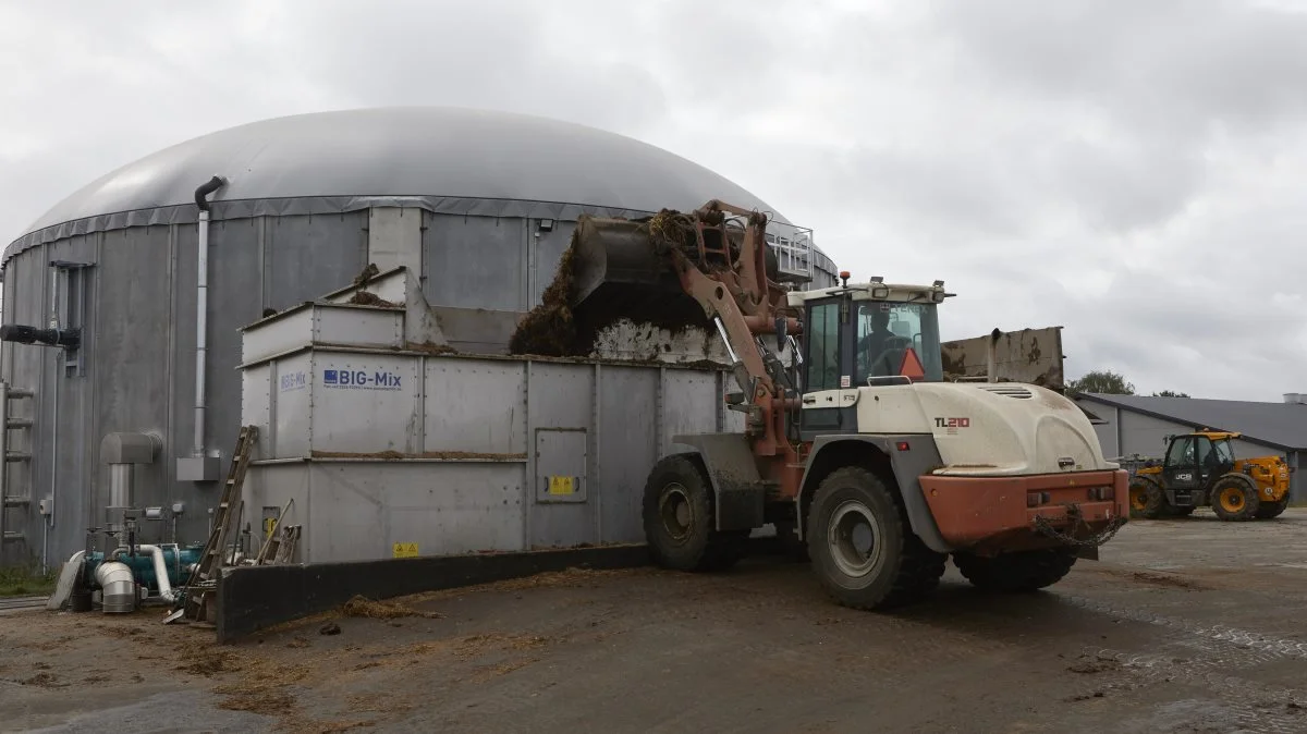 Hver dag tilføres 100 tons gylle og biomasse til processen, som varer 90 dage i biogasanlægget, inden den miksede, afgassede gylle leveres tilbage til landbruget som et næringsrigt og mindre lugtende produkt.