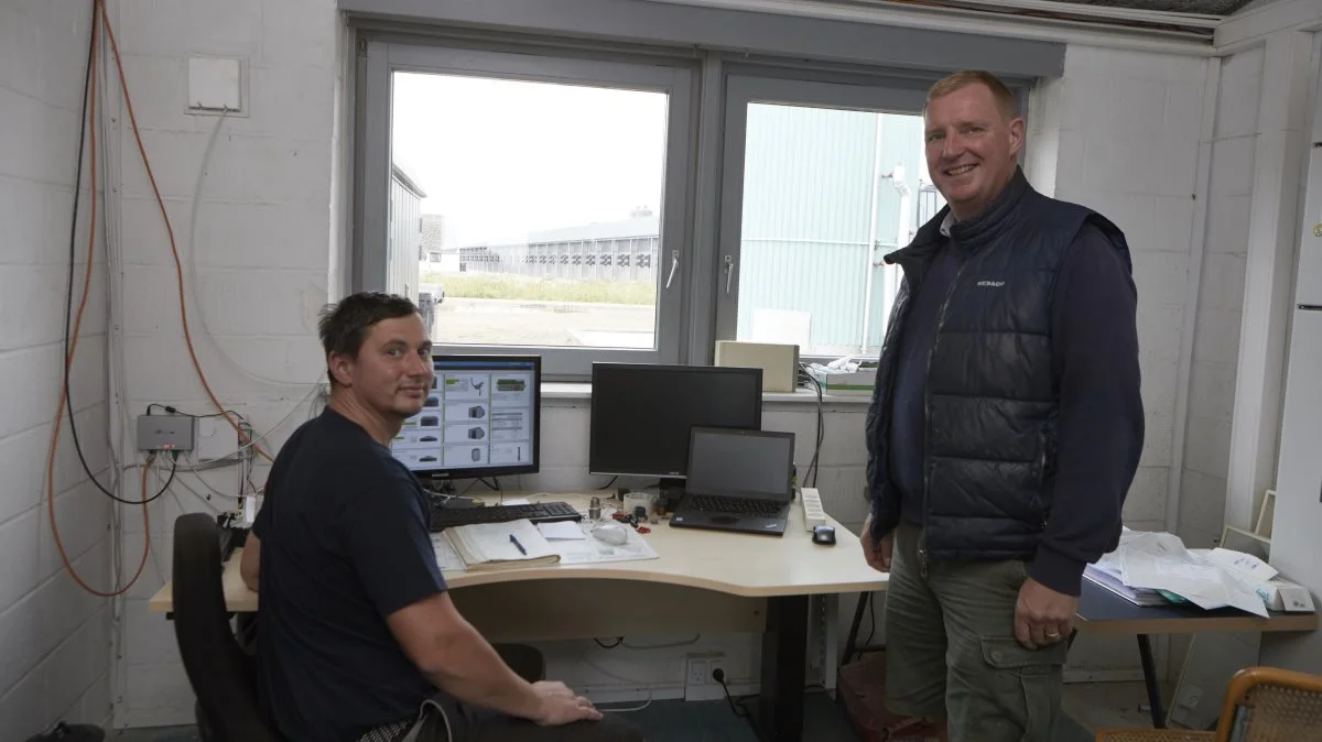 I styringsrummet for Kerteminde Biogas ses driftsleder Viktor Sipos sammen med indehaver Hans Luunbjerg. Ungarskfødte Viktor Sipos, der er uddannet elektroingeniør, har arbejdet på Kejrup Gods siden 2010 og fik fra 2017 opgaven at køre driften og vedligeholdelsen af biogasanlægget i forbindelse med opgraderingen. 