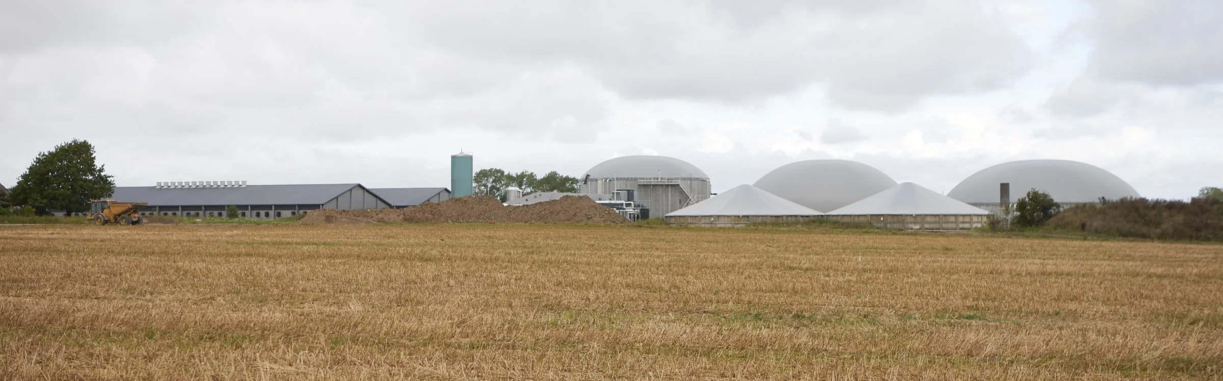 Det første biogasanlæg fra 1988 på Pilegården ved Ladby leverede gas til huse i Revninge. Den nye store version, som efter opgraderingen sidste år, leverer hver dag 9.000 kubikmeter grøn gas til forbrugere på hele Nordøstfyn og fra november kobles på det fynske gasnet. Fotos: Erik Hansen