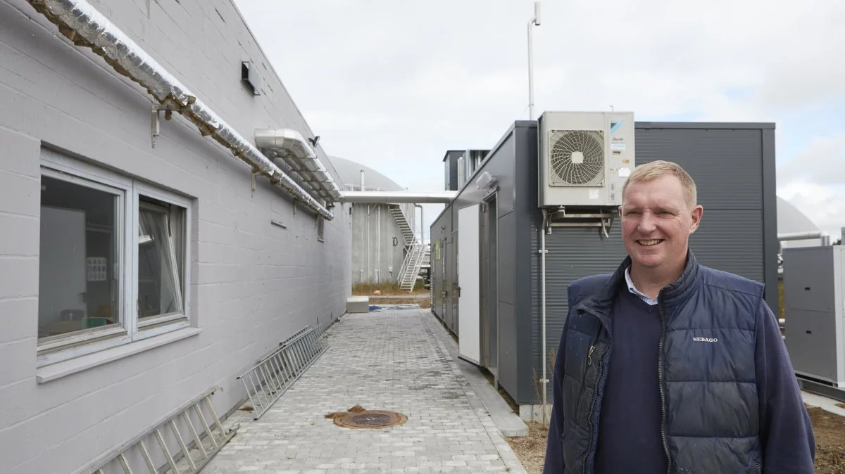 - Det er en stor tilfredsstillelse at kunne levere grøn gas fra landbruget, og tilmed stiger den aktuelle gaspris markant, siger Hans Luunbjerg. Til højre filterstationen, som renser metangassen, inden den sendes ud til forbrugerne gennem røret øverst. 