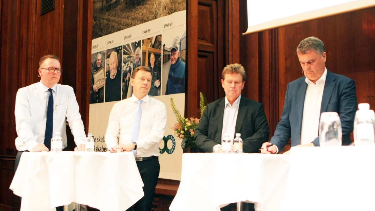 - Lad ikke det politiske spil på Christiansborg ødelægge en historisk mulighed for en bred og langtidsholdbar aftale om grøn omstilling af dansk landbrug, skriver (fra Venstre) Henning Haahr, Kristian Hundebøll, Peder Tuborgh og Jais Valeur i et åbent brev rettet mod Christiansborg. Foto: Lasse Ege Pedersen