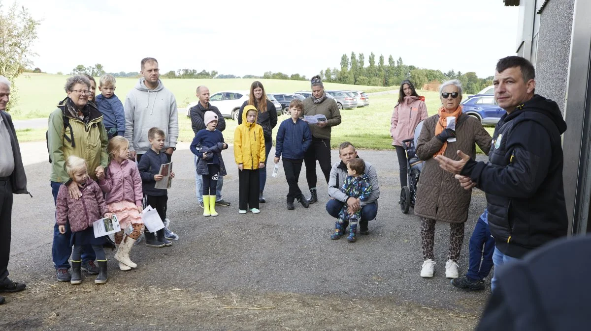 - Folk vil os gerne. Derfor er det vigtigt at give os tid til forbrugerne, som jo er vores kunder, siger Søren Hansen, der her byder velkommen til en af dagens fem rundvisninger på gården, hvor han er tredje generation.