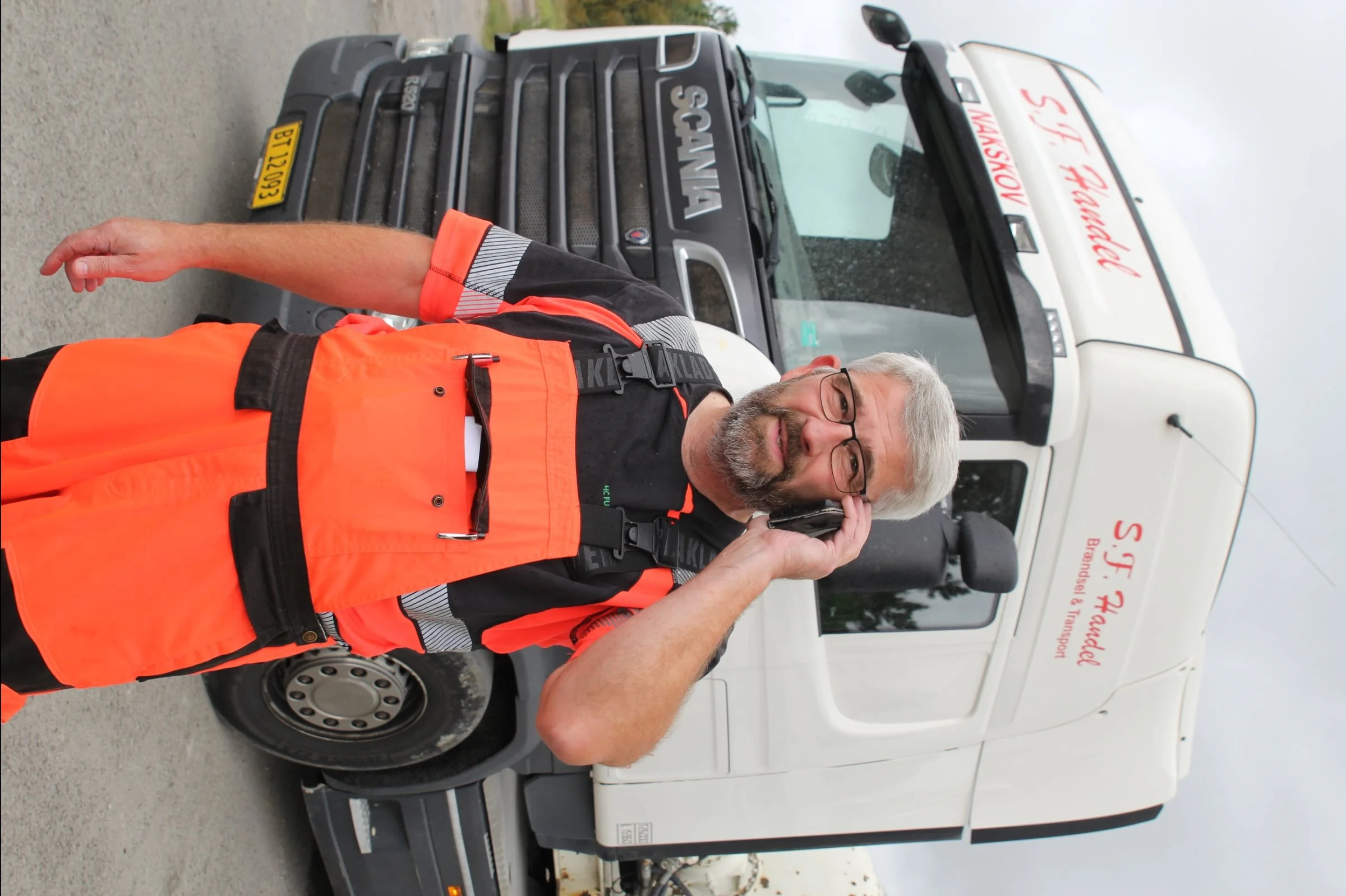 Søren Dideriksen, indehaver af S.F. Handel, modtager bestillinger både på telefon og via webshoppen. Foto: Jesper Hallgren