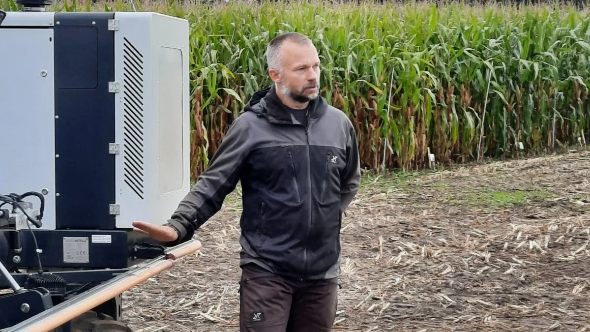 Rasmus Jørgensen, AgroIntelli gennemgik og fortalte om markrobotten ”Robotti” ved grovfoderdagen. Foto: John Ankersen