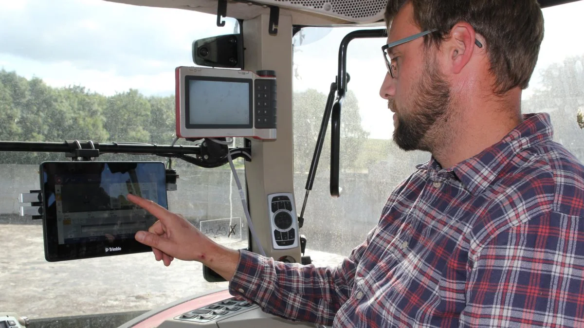 Niels Hauge Mikkelsen har investeret i udstyr, der via GPS fra satellitter og biomassekort kan præcisere både såning og gødningstildeling. - Vi købte hele pakken i juni, siger han. Fotos: Henriette Lemvig