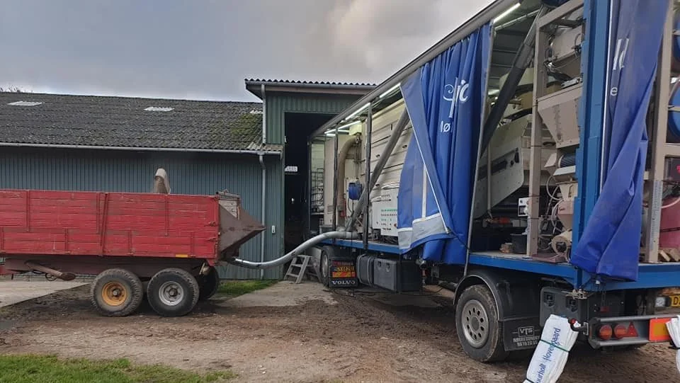 Efter to timer har Gl. Buurholt blandet, renset og sorteret de sorter, Niels Hauge Mikkelsen ønsker i årets sortsblanding af hvede. Privatfoto