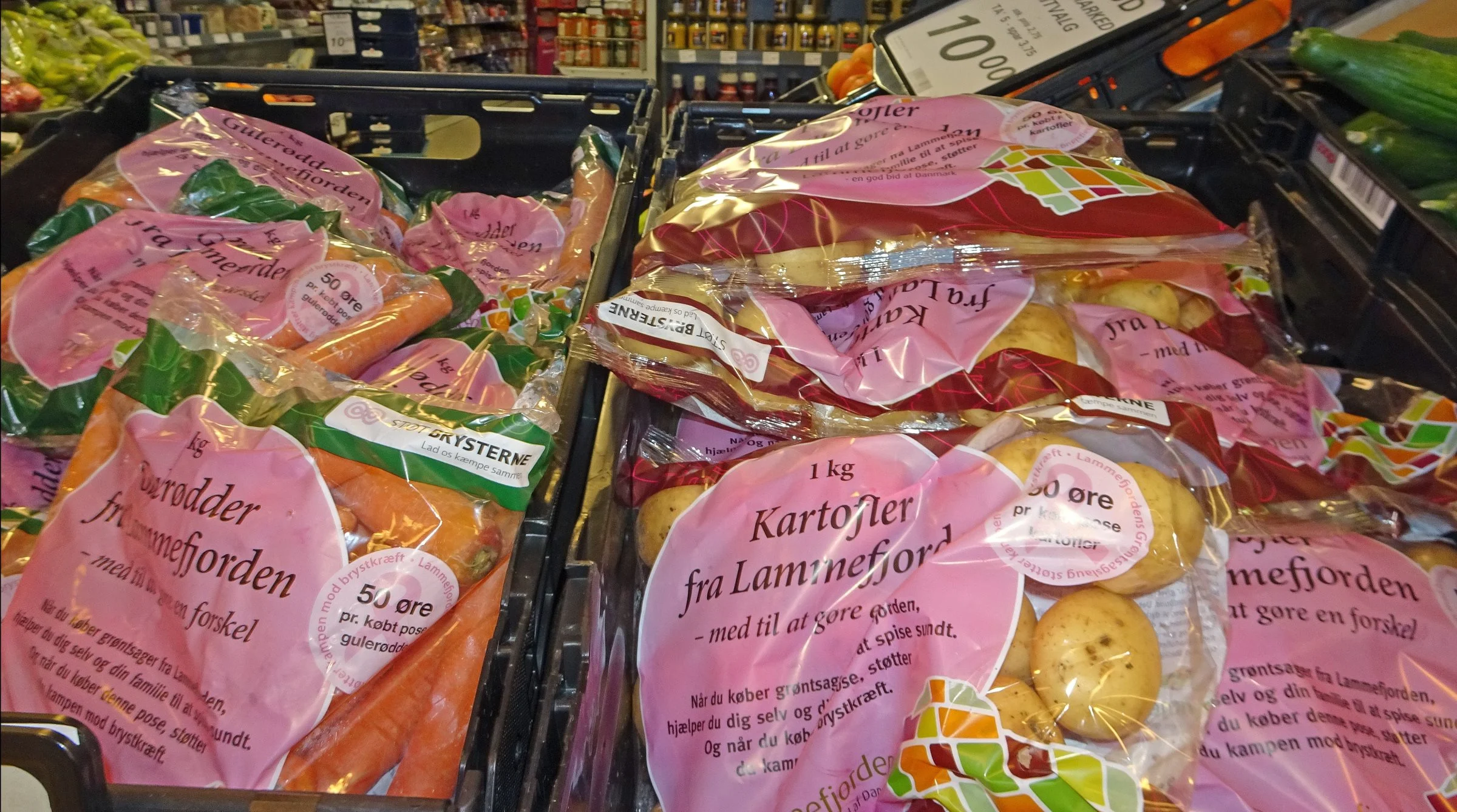 Lammefjordens Grøntsagslaug er igen i år på banen med de særlige Støt Brysterne-poserne, som indeholder et kg med enten gulerødder eller kartofler. Foto: Ulrik Larsen