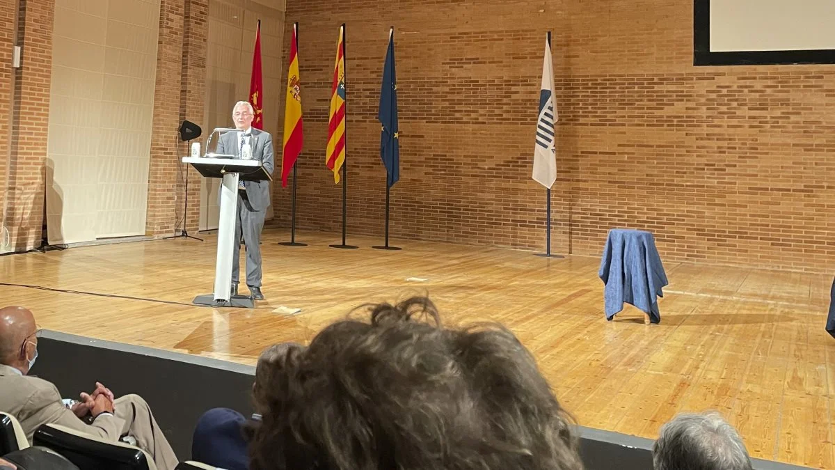 På denne uges store svine- og husdyrudstilling FIGAN i Spanien overrækker Dr. Joaquin Olona Blasco, Consejero de Agricultura, her prisen til det danske firma R2 Agro.