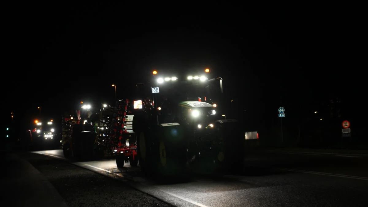 Kørsel i mørke med traktorer, landbrugs- og entreprenørmaskiner stiller krav til lygter og kvaliteten af lyset, de giver. Arkivfoto