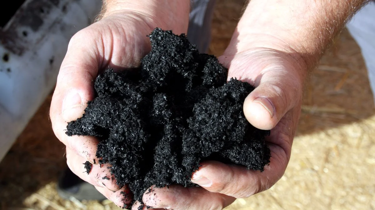 Biokul kan øge lagringen af kulstof i jorden og dermed nedsætte udledningen af CO2 til atmosfæren. Samtidig kan det også øge jordens evne til at tilbageholde vand og næringsstoffer i rodzonen og dermed potentielt give bedre udbytter. 