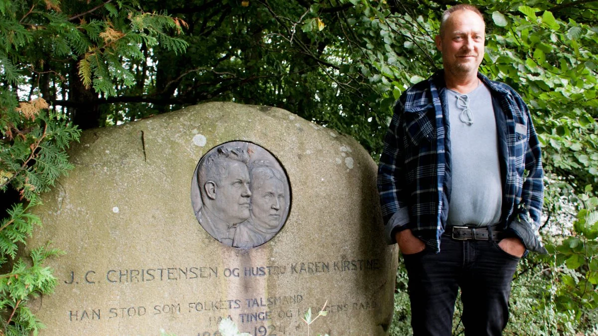 Dybdepløjning før nyplantning af sitkagran kan forkorte omdriftstiden med op til 15 år. Uden dybdepløjningen skal sitkagran i Vestjyllands sandede jorder vokse i 65-70 år, før de er hugstmodne. – Det har utroligt meget at sige for udbyttet, at man dybdepløjer, siger Jens Christian Christensen. Sitkagranerne her blev sået foråret 2020.

