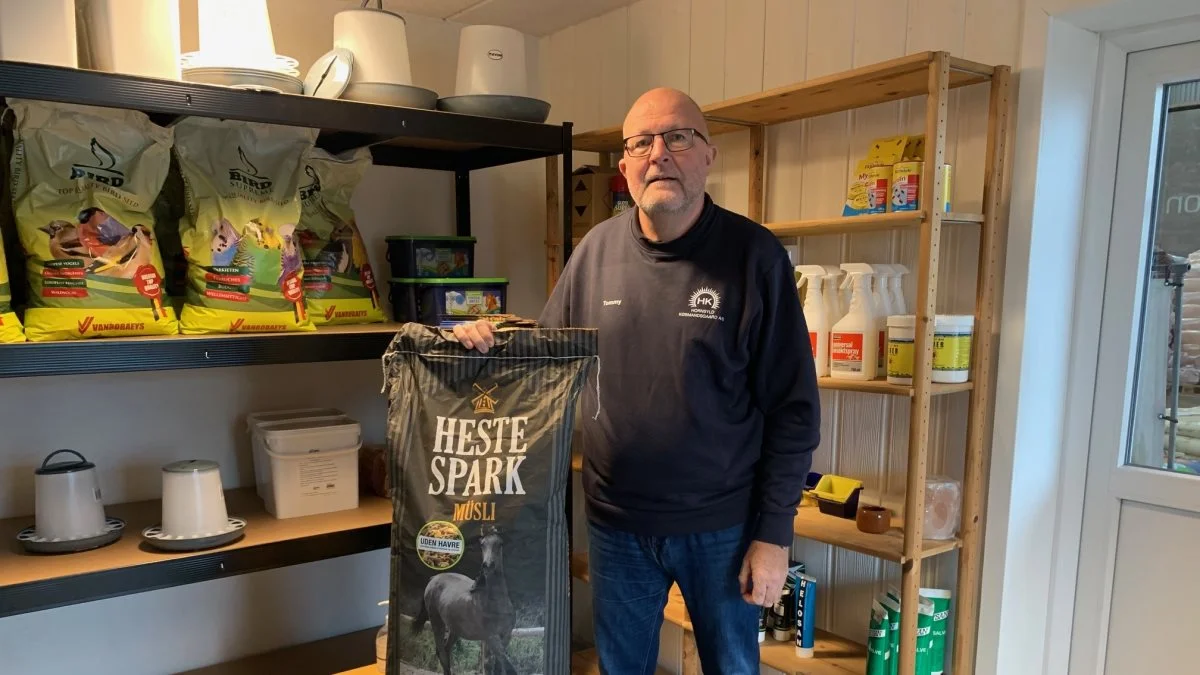 Tommy Christensen i butikken, hvor der er salg af forskellige produkter til både private og hobbylandmænd, og hvor landmændene har mulighed for at hente sækkevarer og planteværn, hvis de står og mangler noget.  

