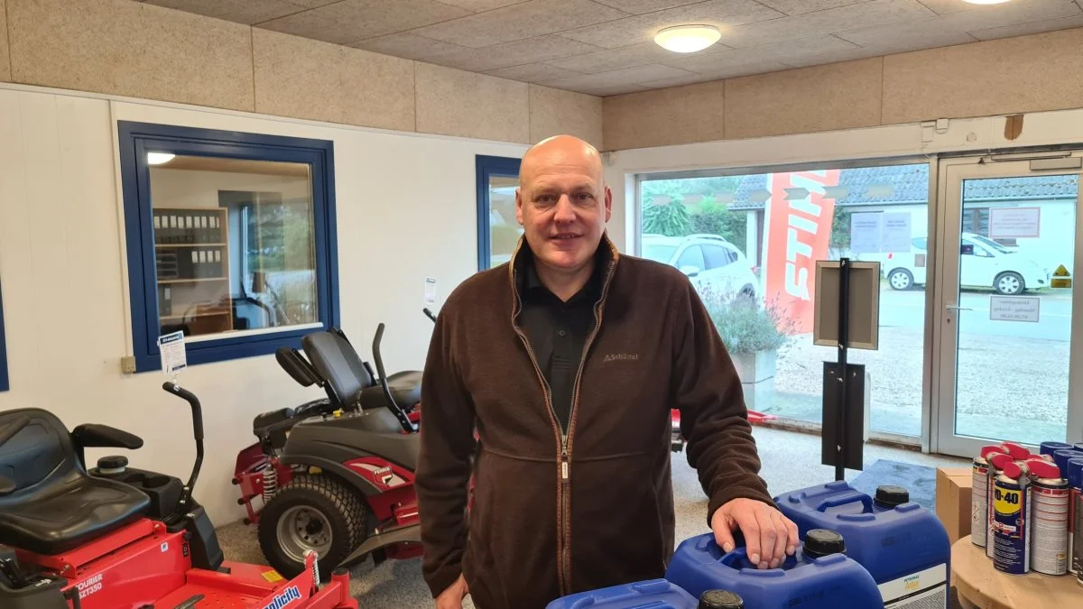 Lars Pedersen har været indehaver af Snertinge Maskinforretning siden 1999. Her ses han i butikken. Fotos: Henning Andersen