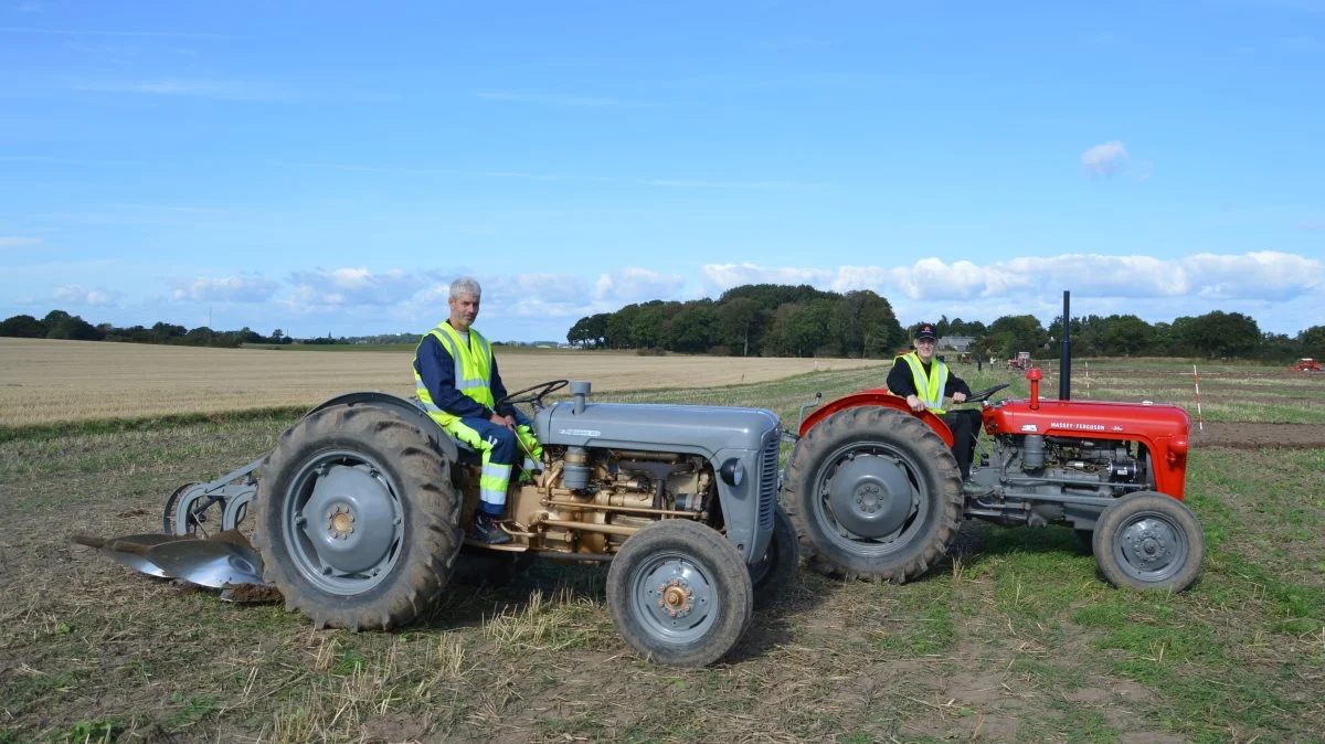 Claus Bruun og Martin Bruun (th), far og søn, deltog begge som hyggepløjere og kørte side om side med hver en Massey Ferguson 35.

