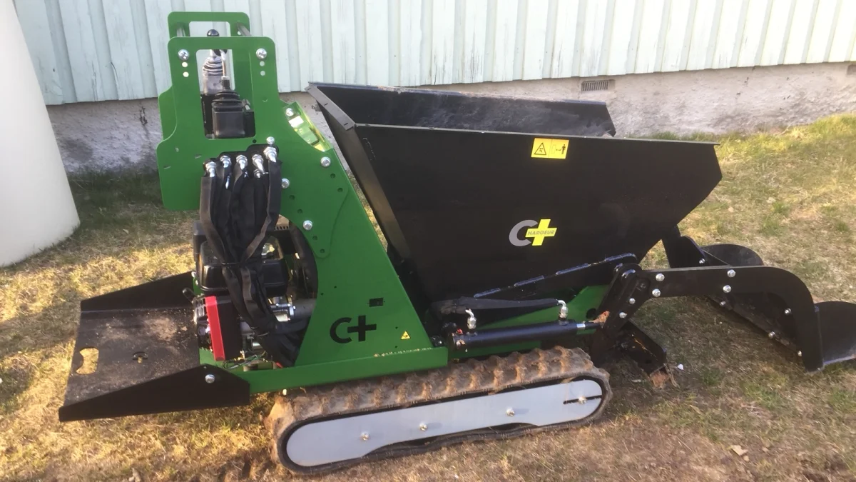 Minidumperne fra Chargeur Plus er som noget unikt udstyret med en læsseskovl, og kan dermed fungere som en kombineret læsser og dumper.