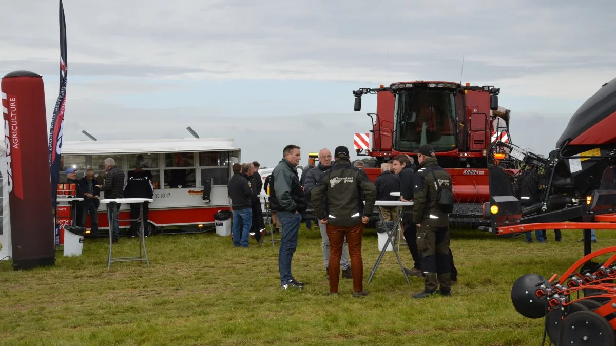 Flere lokale planteavlere mødte op til en faglig snak i marken.