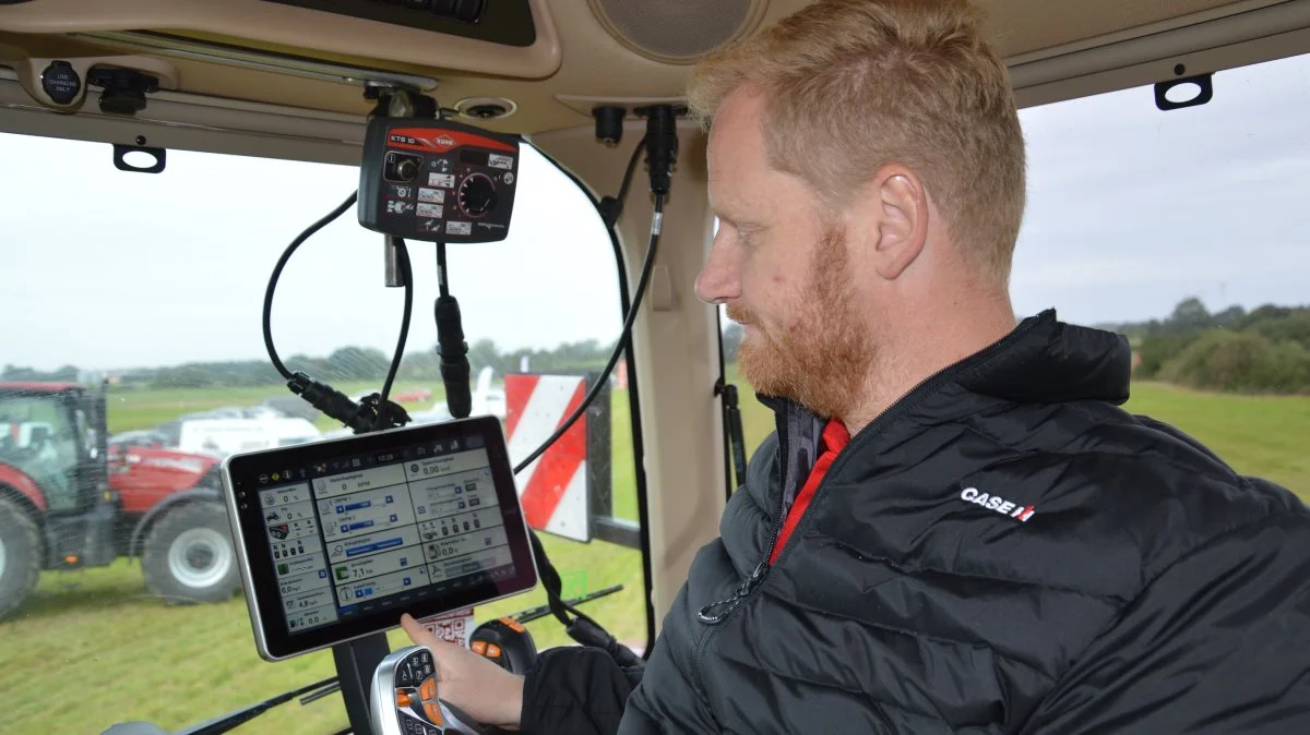 - Den nye model leveres med en AFS Pro 1200 HD-touchskærm, og den kan langt mere end i de tidligere modeller. Det er en Android-baseret skærm, hvor man kan skræddersy sin helt egen brugerprofil, forklarede Field produktspecialist Heine Slyk.