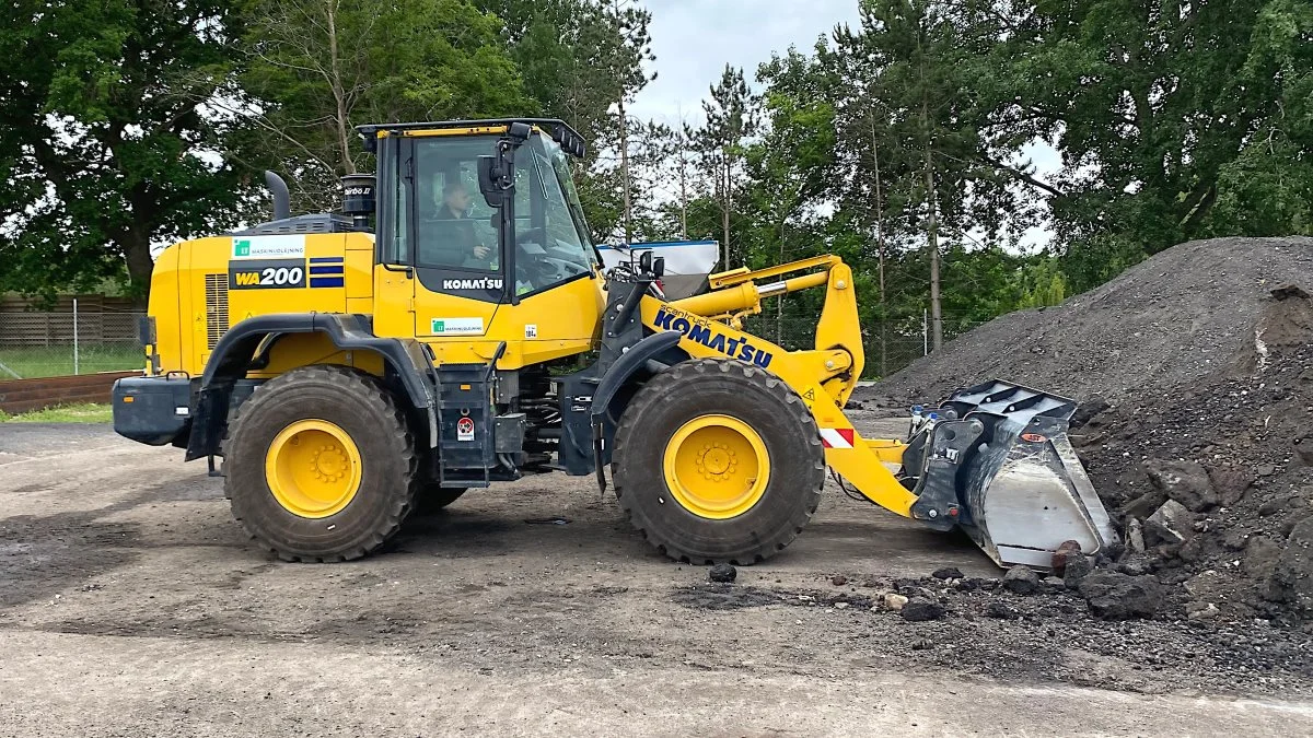 - Vores kunder er sindssygt glade for vores nye Komatsu maskiner, og derfor er vi selvfølgelig også glade. Det er nogle stærke maskiner, så de var uden tvivl et godt køb for os som udlejningsvirksomhed, understreger Claus Larsen.,