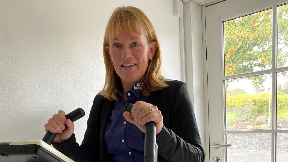 HR og ledelseskonsulent Ulla Markvard tager både bodyage-måler og kondicykel med til Kimbrerskuet og udfordrer landmændene til at komme forbi standen og få en snak om sundhed og eventuelt en sundhedstest 