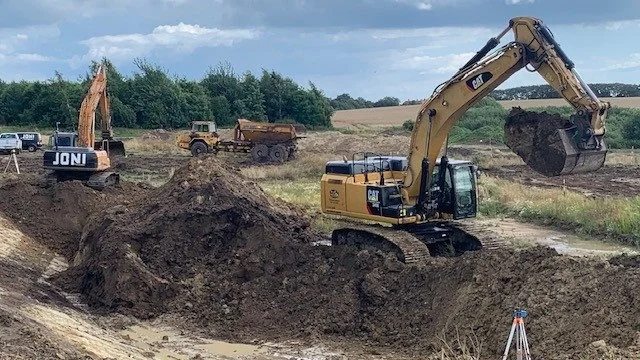 Joni Manpower satte efter det voldsomme skybrud i begyndelsen af juli alt disponibelt graveudstyr ind. På seks uger var 14.000 kubikmeter jord gravet op og flyttet, så niveauet i det lavliggende område samtidig er hævet tre meter. Foto: Joni Manpower