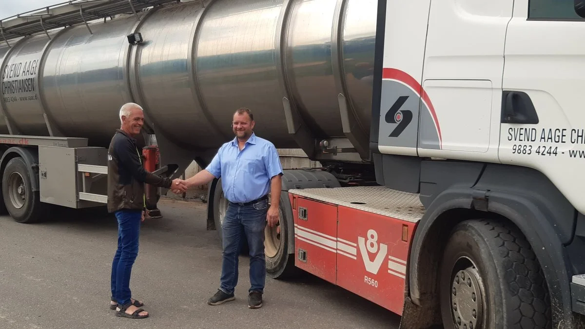 Biogascontroller fra Sindal Biogas Stig Kristensen (tv.) og leder af transportdivisionen i Svend Aage Christiansen A/S Brian Findinge (th.) indgår ny fireårig transportaftale.