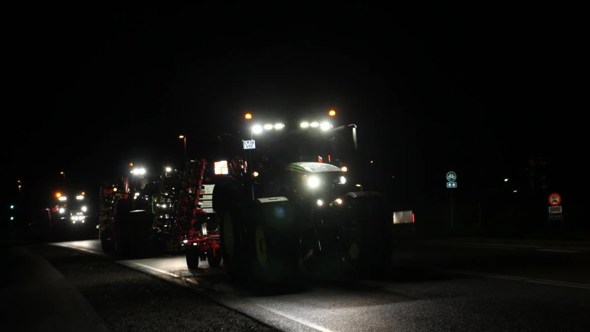 Kørsel i mørke med traktorer, landbrugs- og entreprenørmaskiner stiller krav til lygter og kvaliteten af lyset, de giver. Arkivfoto