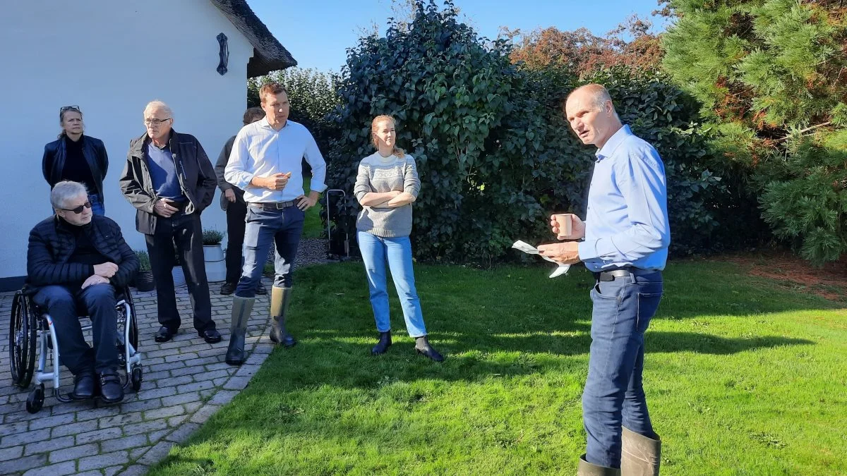 Formand for Østjysk Landboforening, Henrik Nielsen, (th), introducerede markvandringen.
